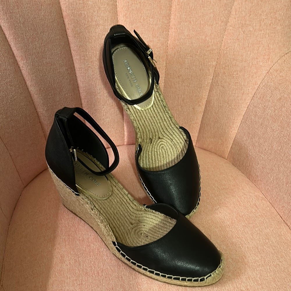 Newish never worn outside. Perfect for casual wear!